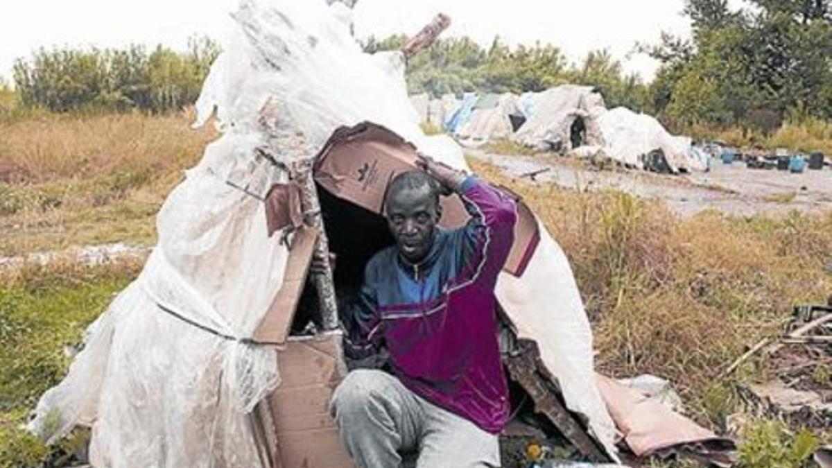 Un temporero senegalés en Alcarràs, en el año 2010.