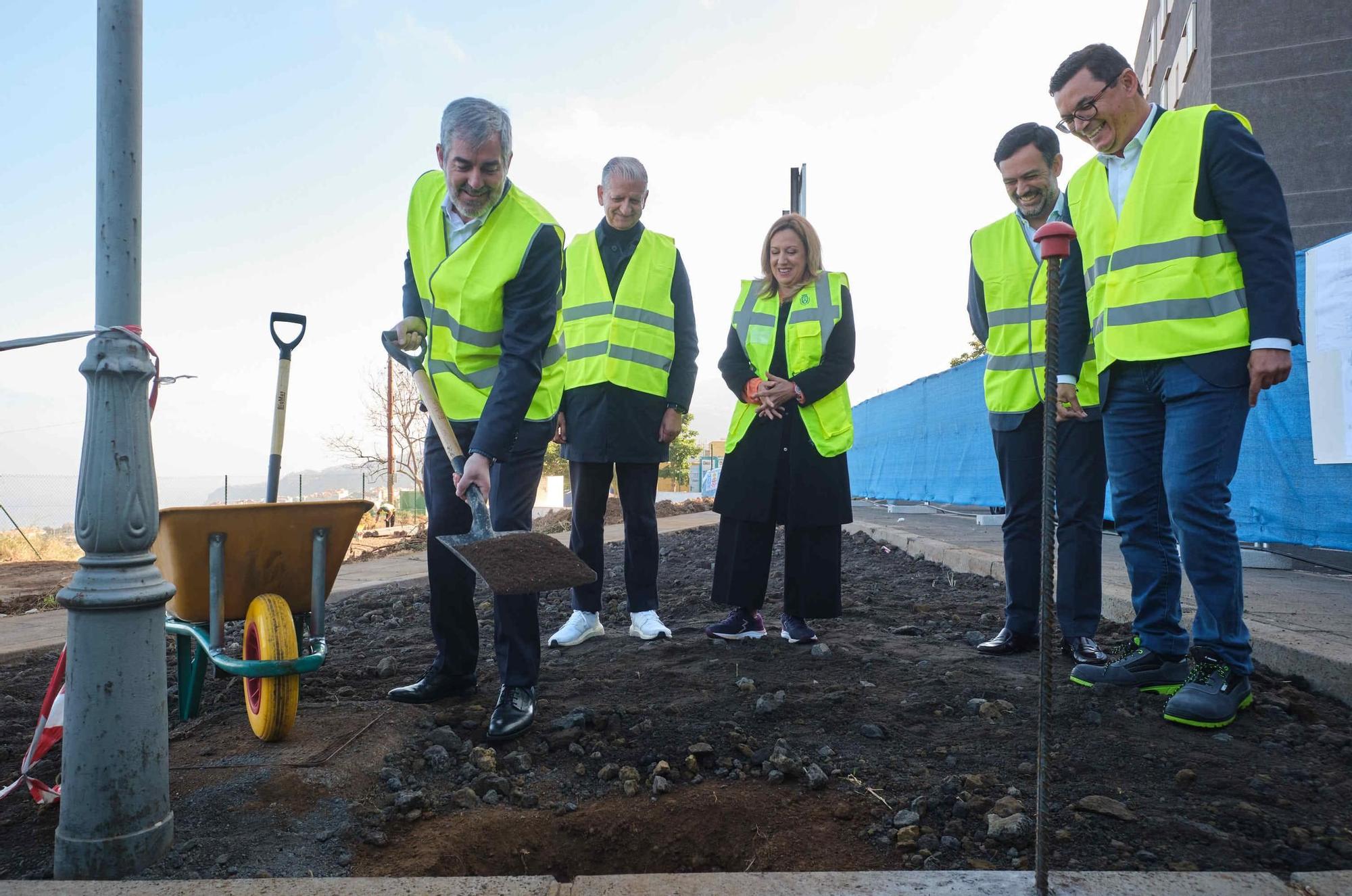 Colocación de la primera piedra de la construcción de 65 viviendas en La Orotava