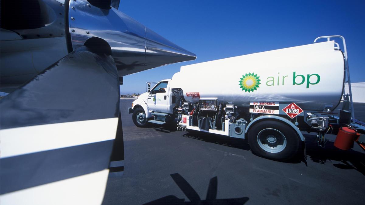 Un camión de suministro de combustible de aviación de la compañía energética bp, en una imagen de archivo.