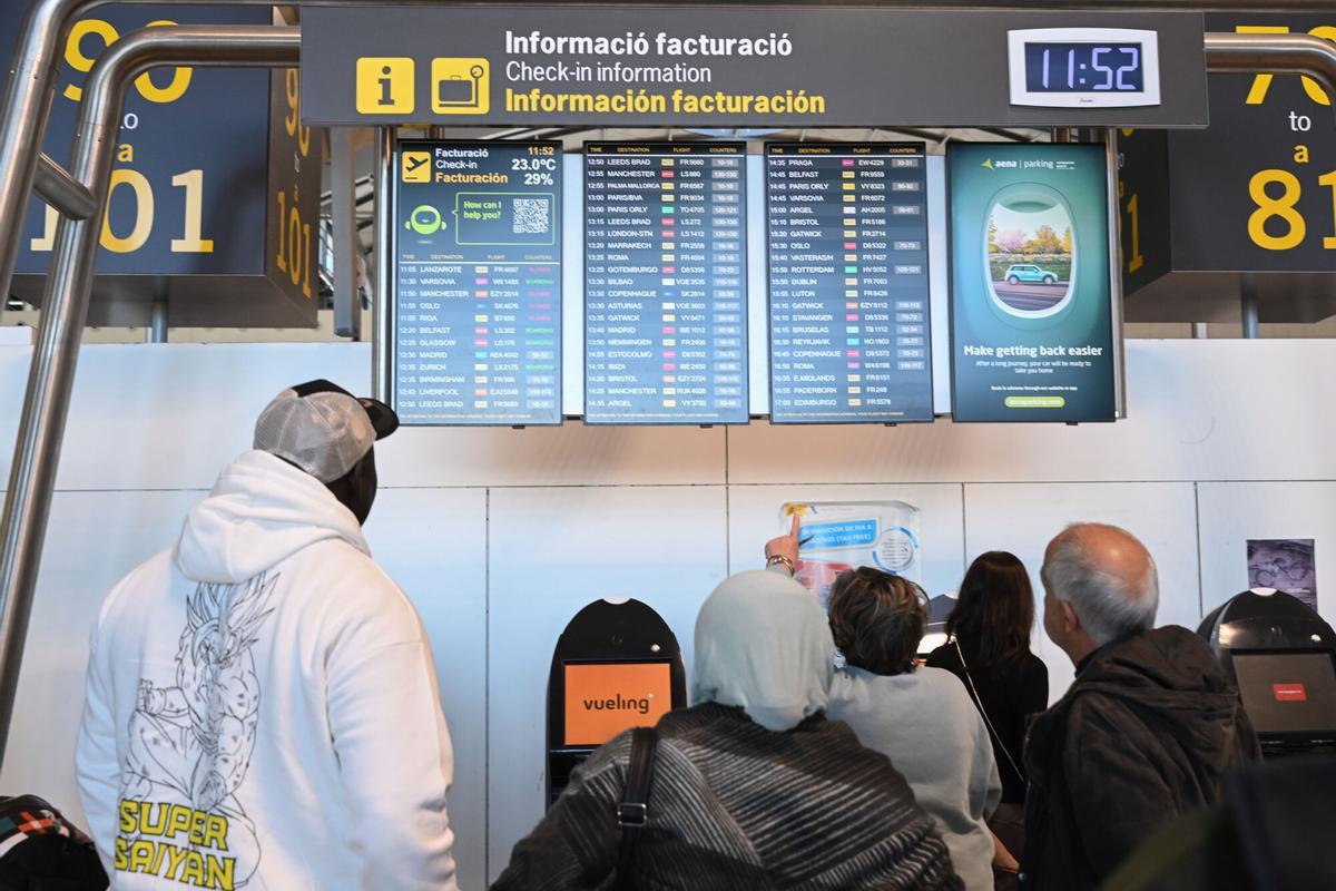 ELCHE. AEROPUERTO ALICANTE - ELCHE , HUELGA DE TRABAJADORES DE TIERRA EN EL INICIO DE LA SEMANA SANTA, VIAJEROS, TURISTAS, TURISMO, RETRASO EN VUELOS