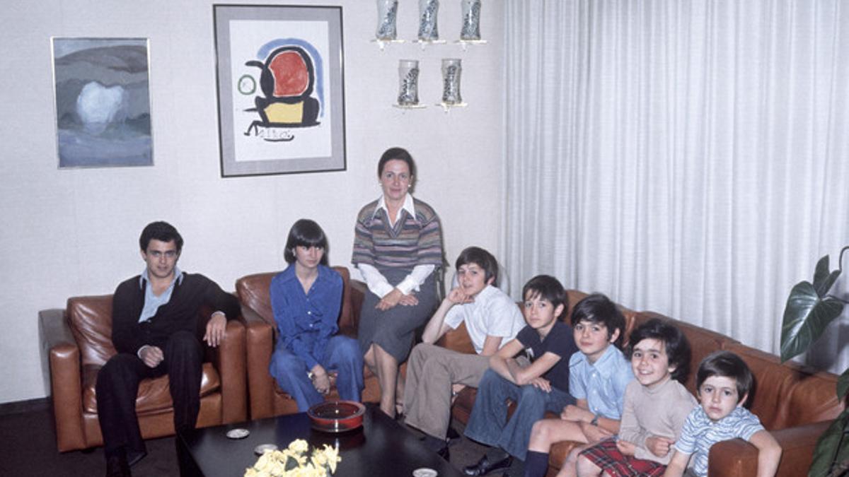 Marta Ferrusola, con sus siete hijos. De izquierda a derecha, Jordi, Marta, Josep, Pere, Oriol, Mireia y Oleguer, en el domicilio familiar en 1977.