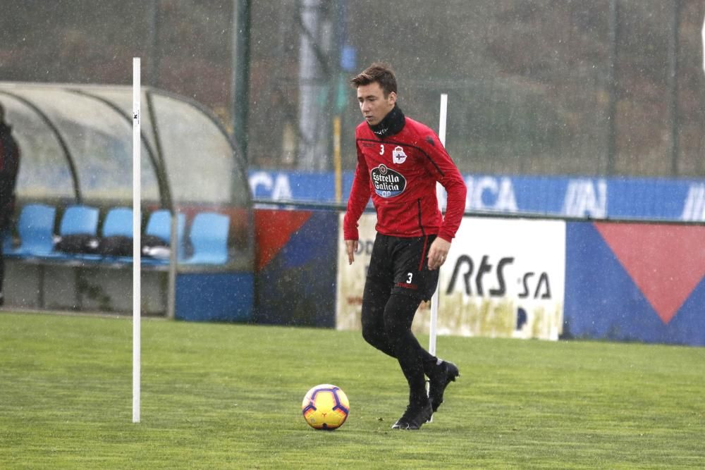 El entrenamiento en Abegondo se desarrolló entre ejercicios de táctica y un partido de once contra once.