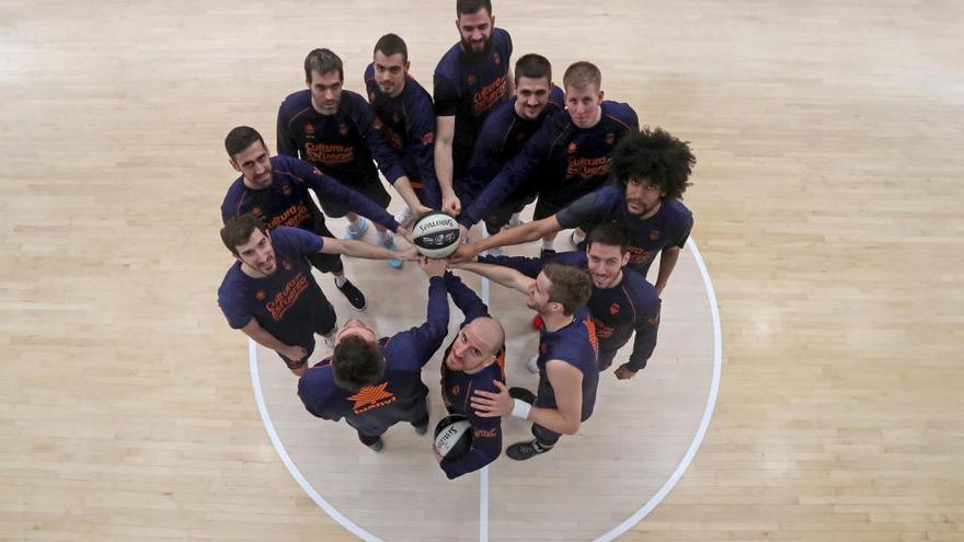 La plantilla del Valencia Basket, ayer en la cancha de La Fonteta antes de partir a Málaga.