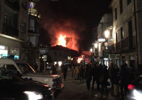 Voraz  incendio en el casco histórico de Pontevedra