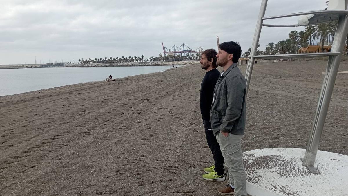 Emiliano Cortés y Pedro Fernández, socorristas en La Malagueta que intervinieron este lunes en la Comisión de Sostenibilidad.