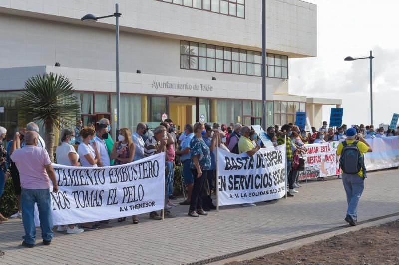 Manifestación ante el Ayto de Telde de colectivos vecinales de Jinámar