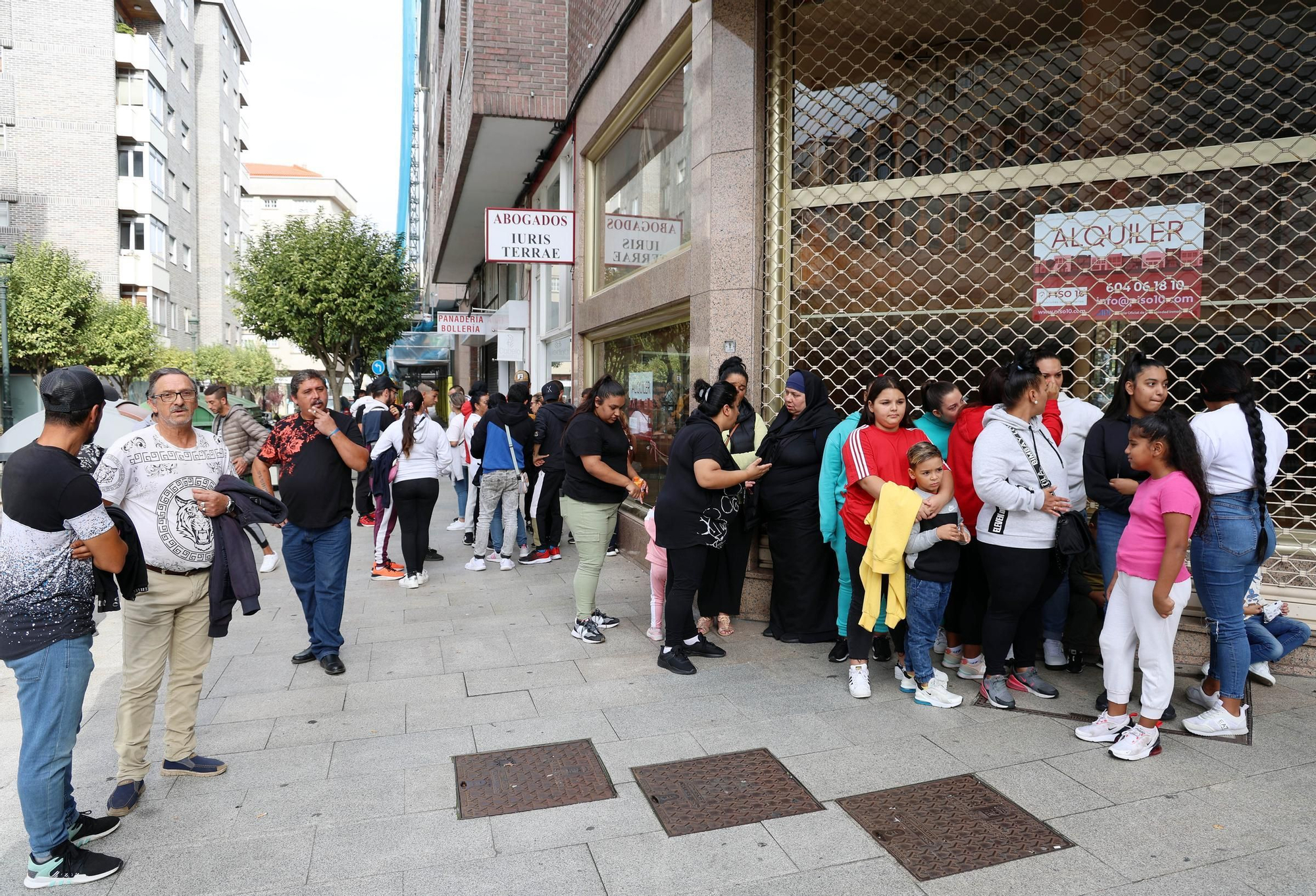 Los vecinos vuelven al edificio incendiado en Vigo a por sus pertenencias