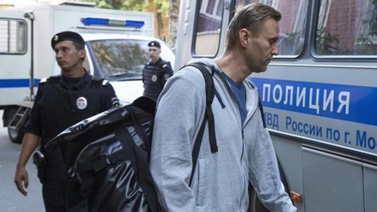 Navalny abandona el tribunal donde fue condenado hacioa la prisión rodeado de agentes policiales.