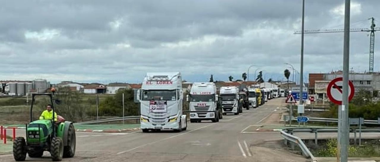 Marcha de camiones y tractores en uno de los accesos a Lobón durante la huelga del pasado mes de marzo.