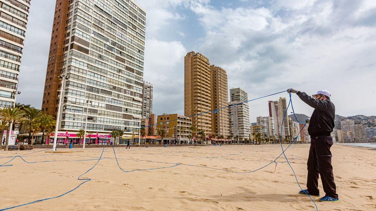 Las playas de Benidorm vuelven a estar parceladas como el pasado verano para garantizar la distancia entre usuarios