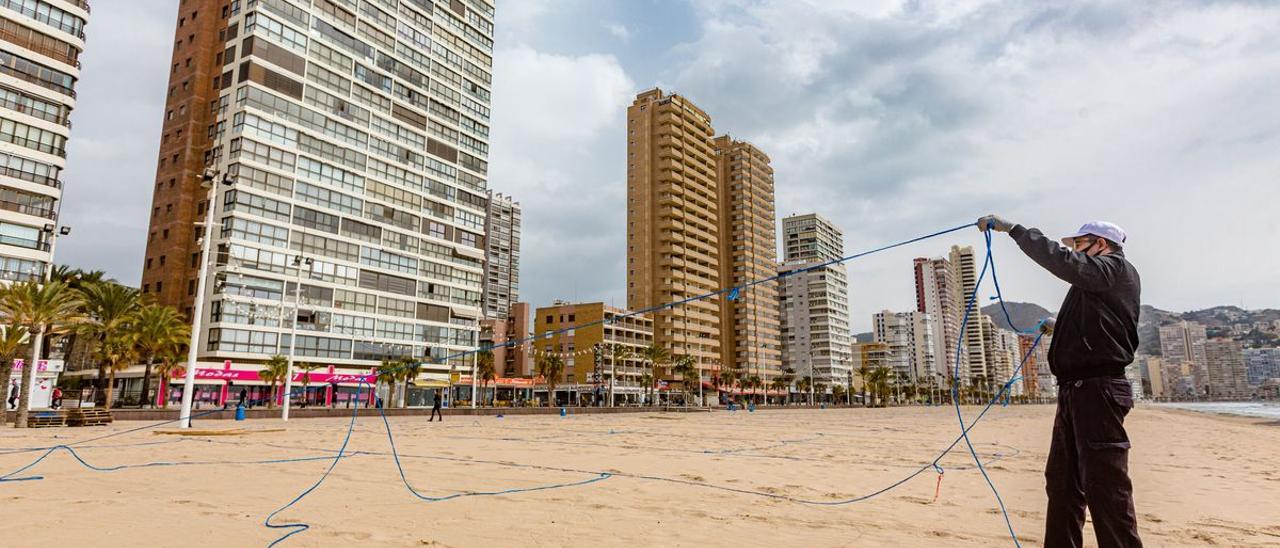 Las playas vuelven a estar paceladas como el pasado verano para garantizar la distancia entre usuarios.