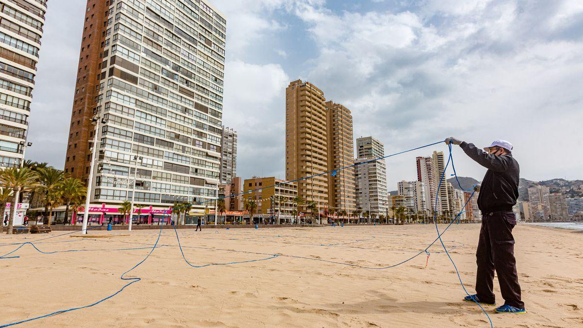 Las playas vuelven a estar paceladas como el pasado verano para garantizar la distancia entre usuarios.