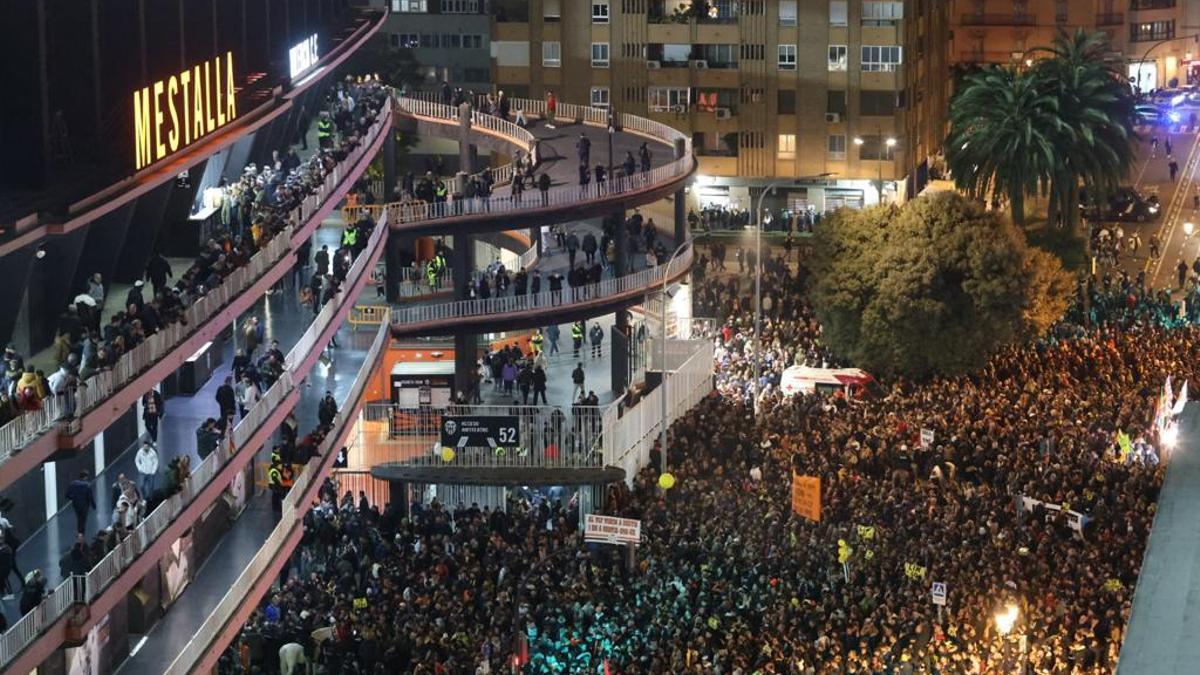 Cientos de valencianistas se concentran contra Meriton