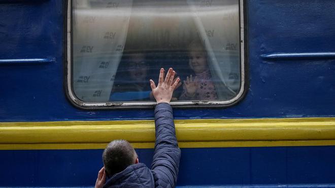 Trenes de dolor: así es la huida de miles de ucranianos