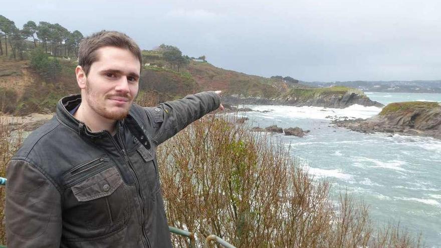 Samuel Nión xunto a praia das Margaridas, sinalando onde localizou o novo castro costeiro de Oleiros.