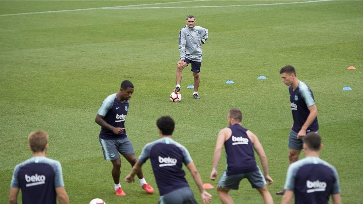 Valverde observa el rondo de sus jugadores antes del debut en la Liga ante el Alavés.