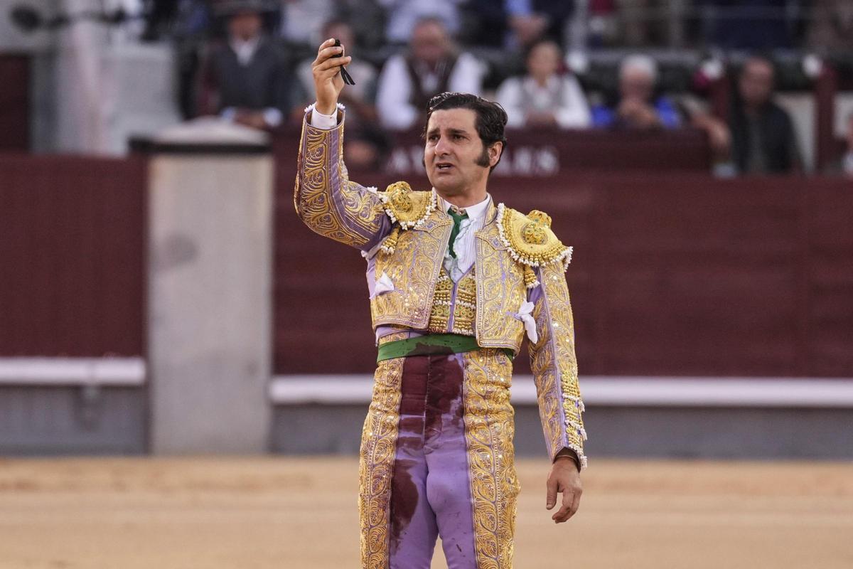 Morante muestra entre lágrimas al público de Madrid el añadido que se acababa de cortar