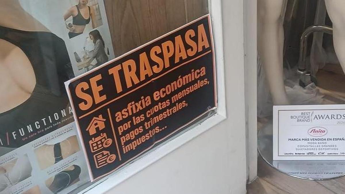 Los comercios han colocado los carteles este jueves.