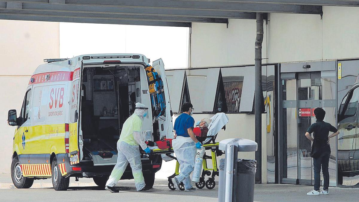 Ingreso de una paciente en las Urgencias del hospital La Fe.