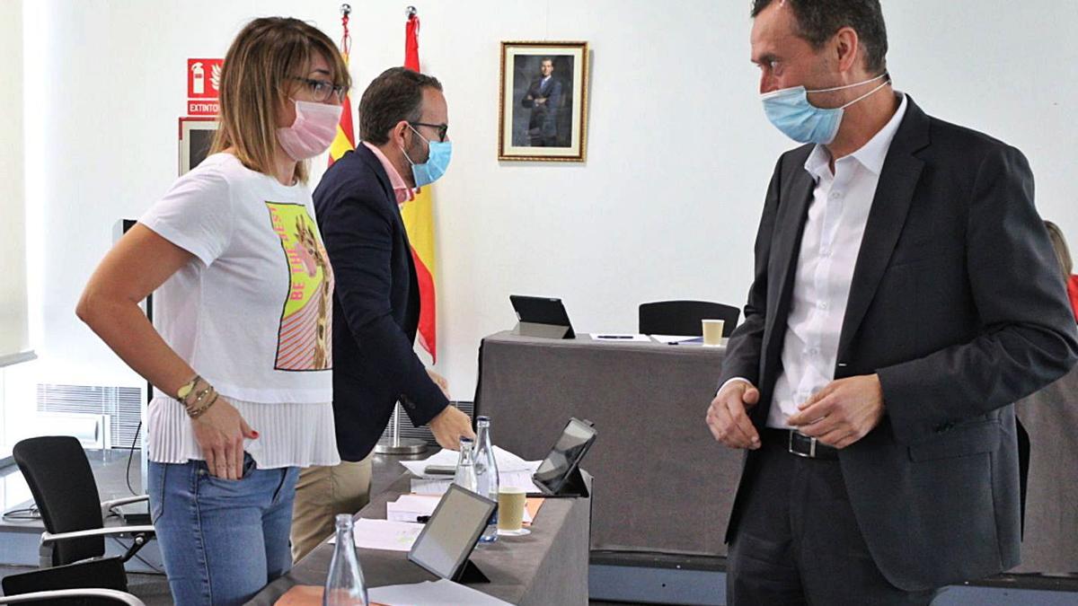 La edil de Hacienda, Patricia Macià, y el alcalde, Carlos González, en un pleno reciente.