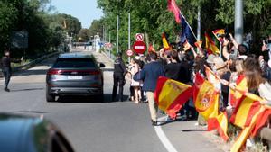 Decenas de ciudadanos han acudido este lunes a las puertas del recinto del Palacio de la Zarzuela para ver entrar el coche en el que ha llegado Juan Carlos I.