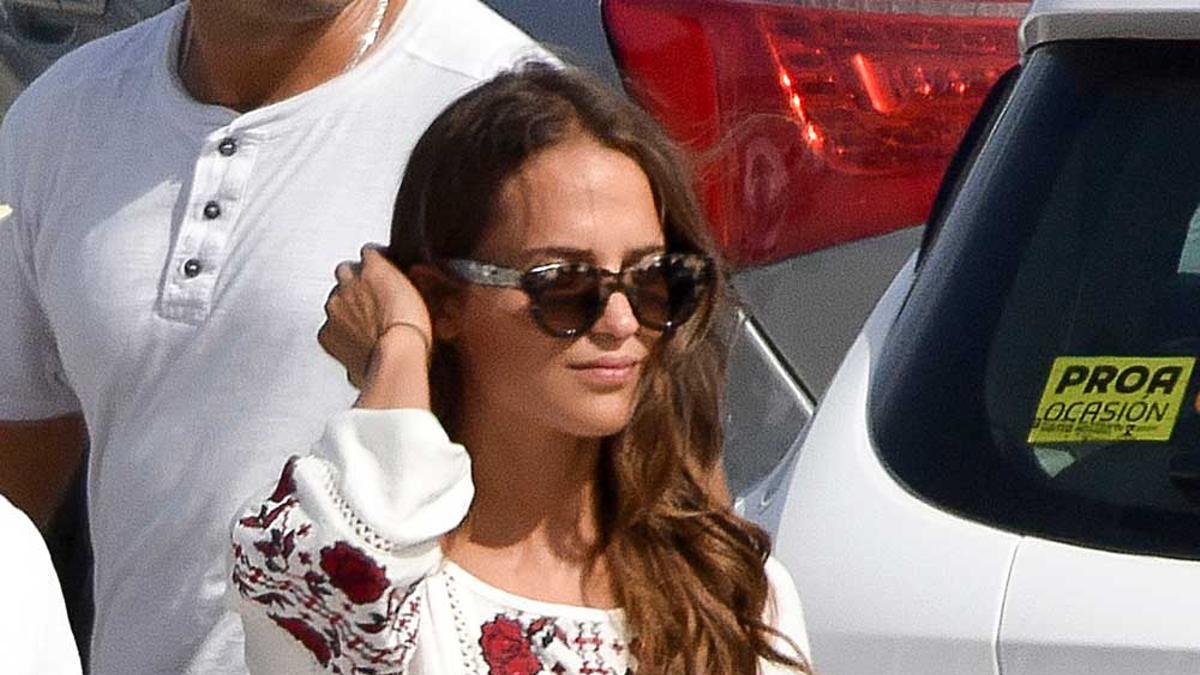 Alicia Vikander disfruta de unos días en Ibiza muy bien acompañada