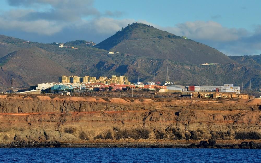 Erección del aerogenerador de Plocan en aguas de Telde