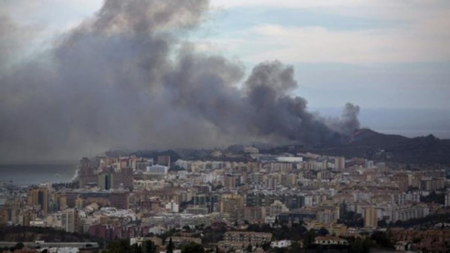 Desalojan varias viviendas por un incendio en Mijas