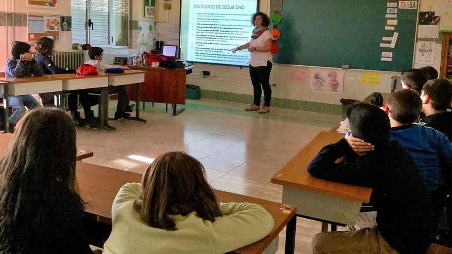 Alumnos del colegio de La Vega escuchan atentamente las explicaciones del taller.