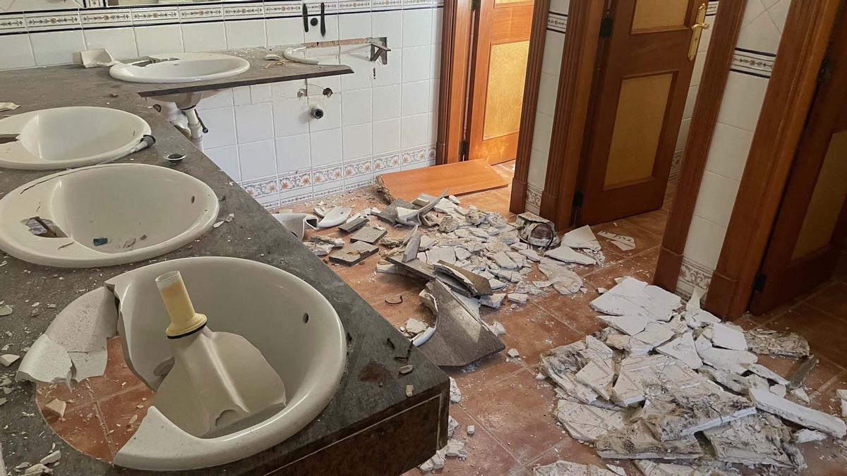 Los vecinos de Allà Dins denuncian la peligrosidad del hotel abandonado
