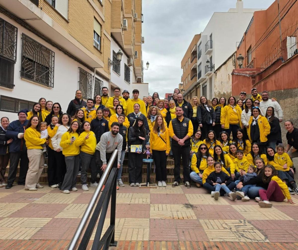 Foto de familia tras la visita de Melani García a la falla Sant Roc de Paterna.
