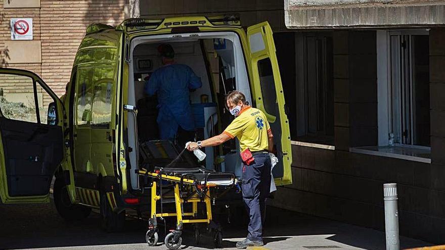 Un sanitari desinfecta una llitera a l&#039;Hospital Arnau de Vilanova de Lleida