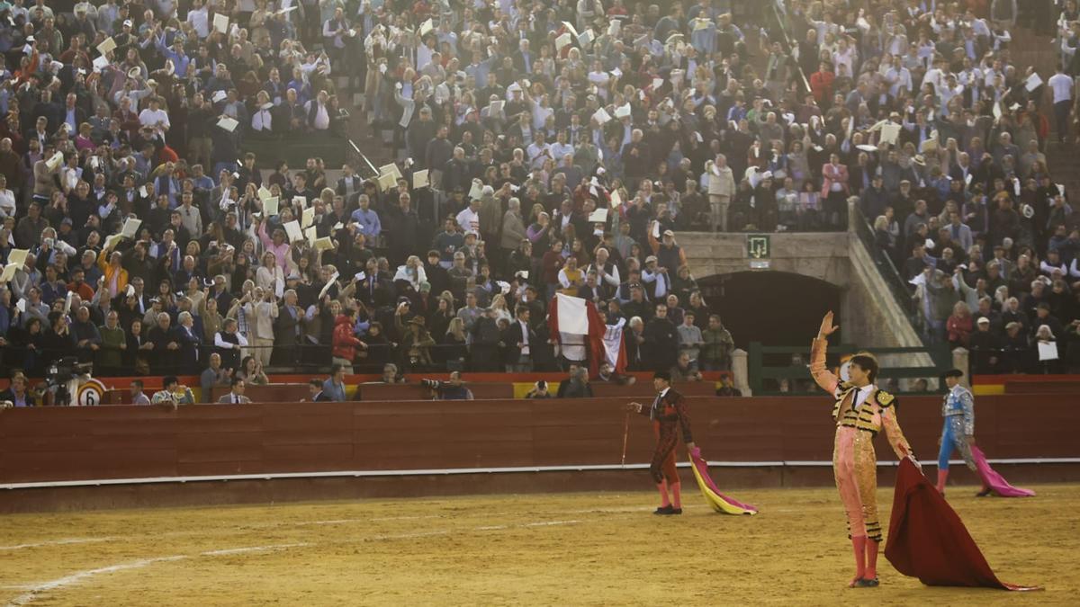 Los tendidos llenos piden el trofeo para Roca Rey en València
