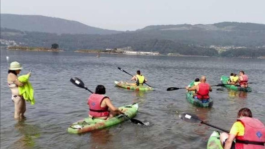 Prácticas de kayak de mar con el Club Náutico Arcade. // FdV