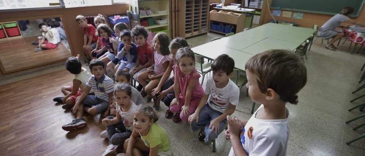 Un grupo de niños el primer día de clase en el Colegio Aina Moll de Palma.