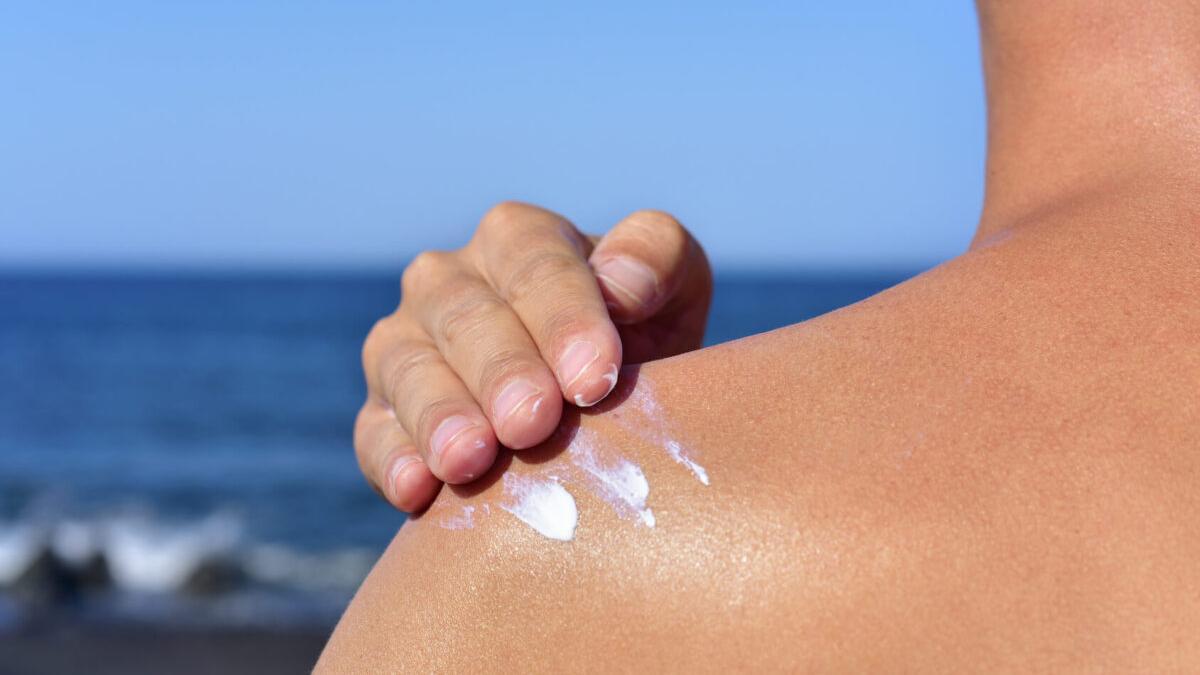 Cómo contaminan el mar las cremas de protección solar