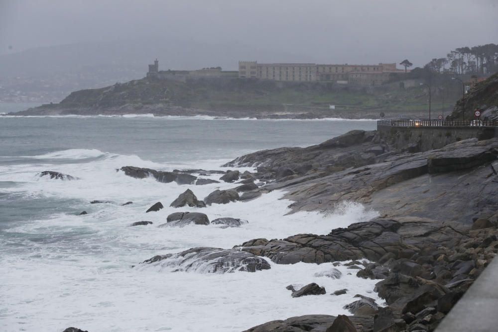 Los efectos del temporal en la costa de O Val Miñor // R. Grobas