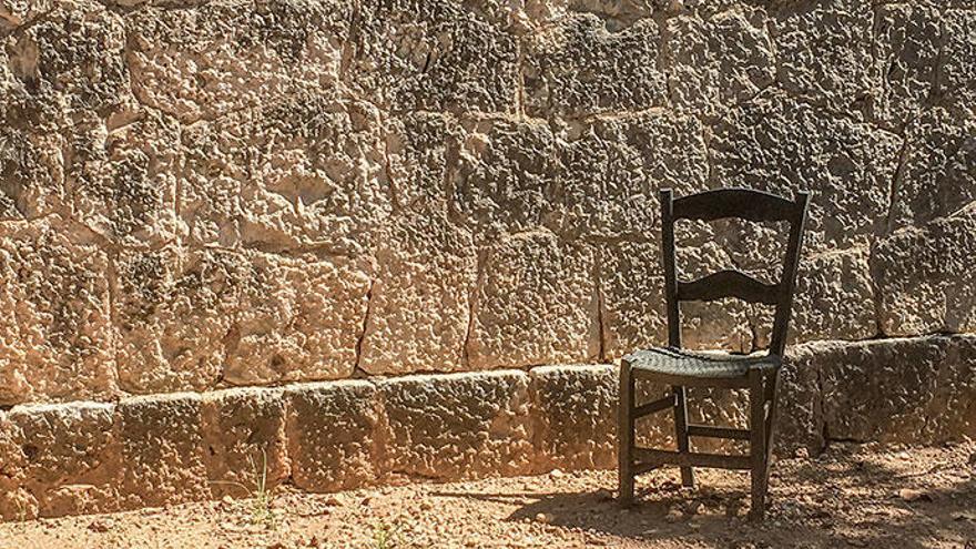 An der Friedhofsmauer in Palma erinnert ein leerer Stuhl an die Opfer des Franco-Regimes.