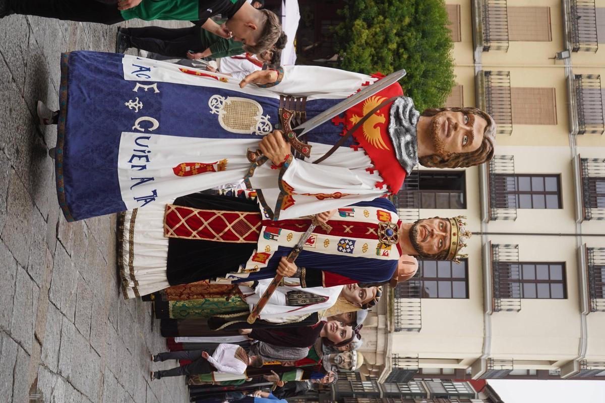 Encuentro de gigantes y cabezudos Encuentro de gigantes y cabezudos