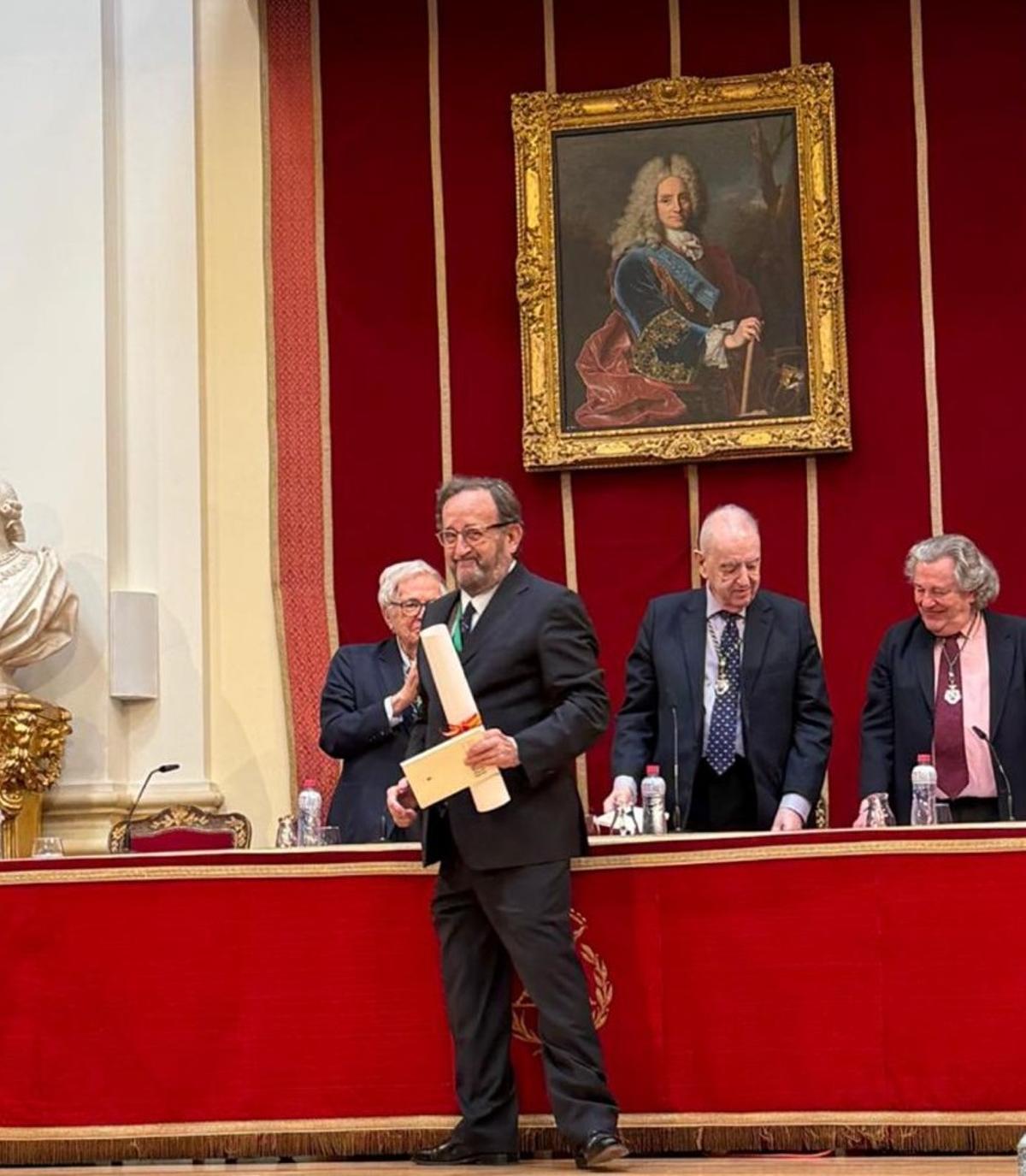 Francisco Somoza recibe el diploma acreditativo como académico.