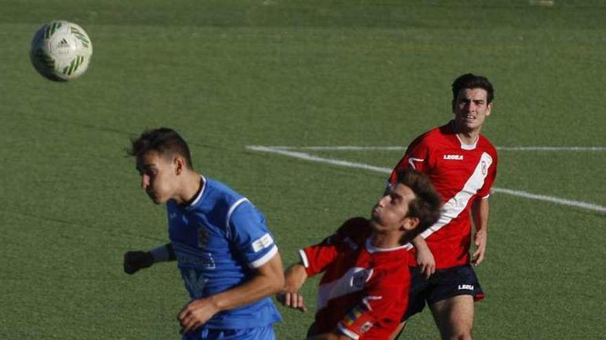 Un jugador del CD Villaralbo se anticipa a su rival.