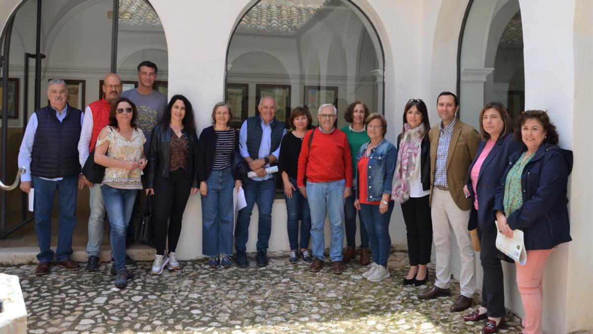 Los participantes en el Focus Group Plan Estrategico Turismo de Biar junto a la alcaldesa Magdalena Martínez.