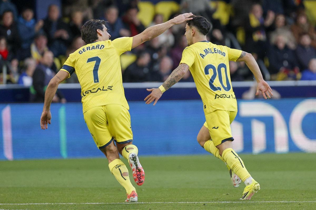 Moleiro y Gerard Moreno se abrazan tras el tanto del canario frente al Deportivo Alavés