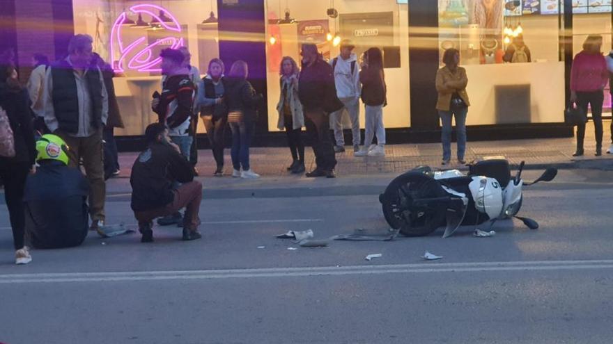 Un motorista de Burger King, herido tras colisionar con un coche en Cáceres