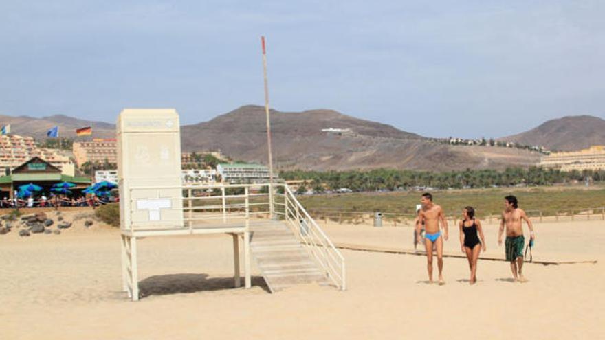 Imagen de una de las torretas de la playa de El Matorral sin personal de vigilancia. i  ROBERTO TEMMLER