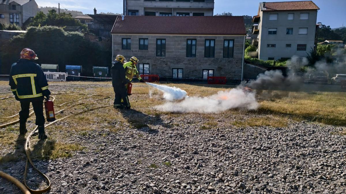 Voluntarios de Protección Civil de toda Galicia se forman contra el fuego en Domaio Voluntarios de Protección Civil de toda Galicia se forman contra el fuego en Domaio