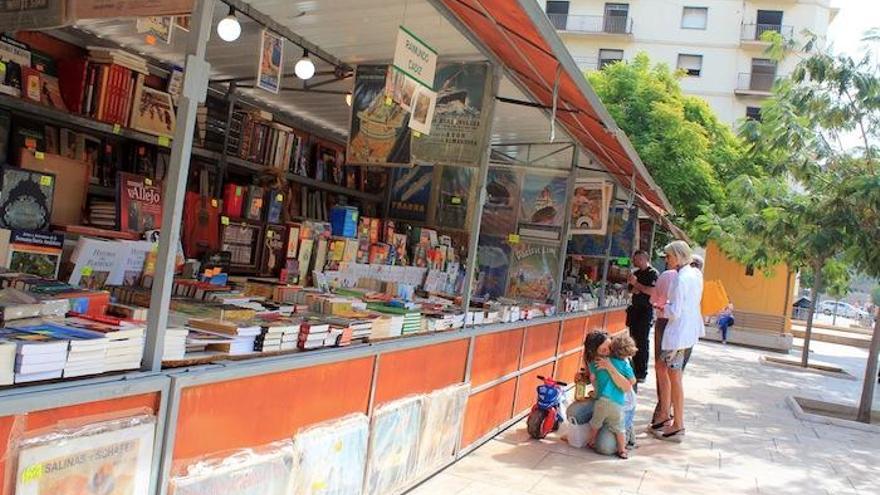 Los puestos de libros de ocasión regresan a la Plaza de la Merced, ubicación que está animando las ventas. Hasta el próximo 18 de octubre, la Feria del Libro Antiguo pone al alcance de los malagueños y visitantes una gran variedad de volúmenes de todas las épocas.