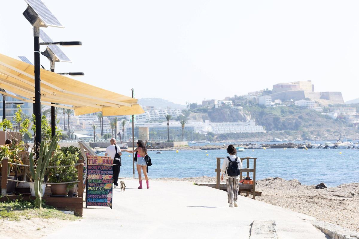Imágenes de Platja d'en Bossa dividida entre turistas y demasiadas obras