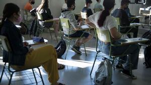 Archivo - Un grupo de estudiantes en un aula de la Facultad de Ciencias del Campus Montilivi de la Universidad de Girona para comenzar los exámenes de selectividad 2021, a 8 de junio de 2021, en Girona, Catalunya (España). Un total de 39.775 estudiantes d