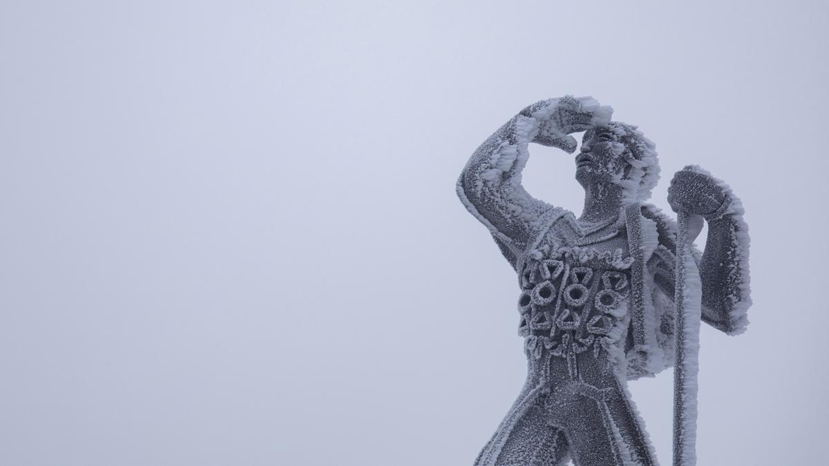 El monumento al Montañero helado en el Puerto de Navacerrada, a 19 de enero de 2023, en Madrid (España).